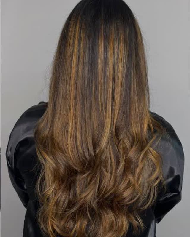 Cabelo longo com mechas naturais em tons de mel